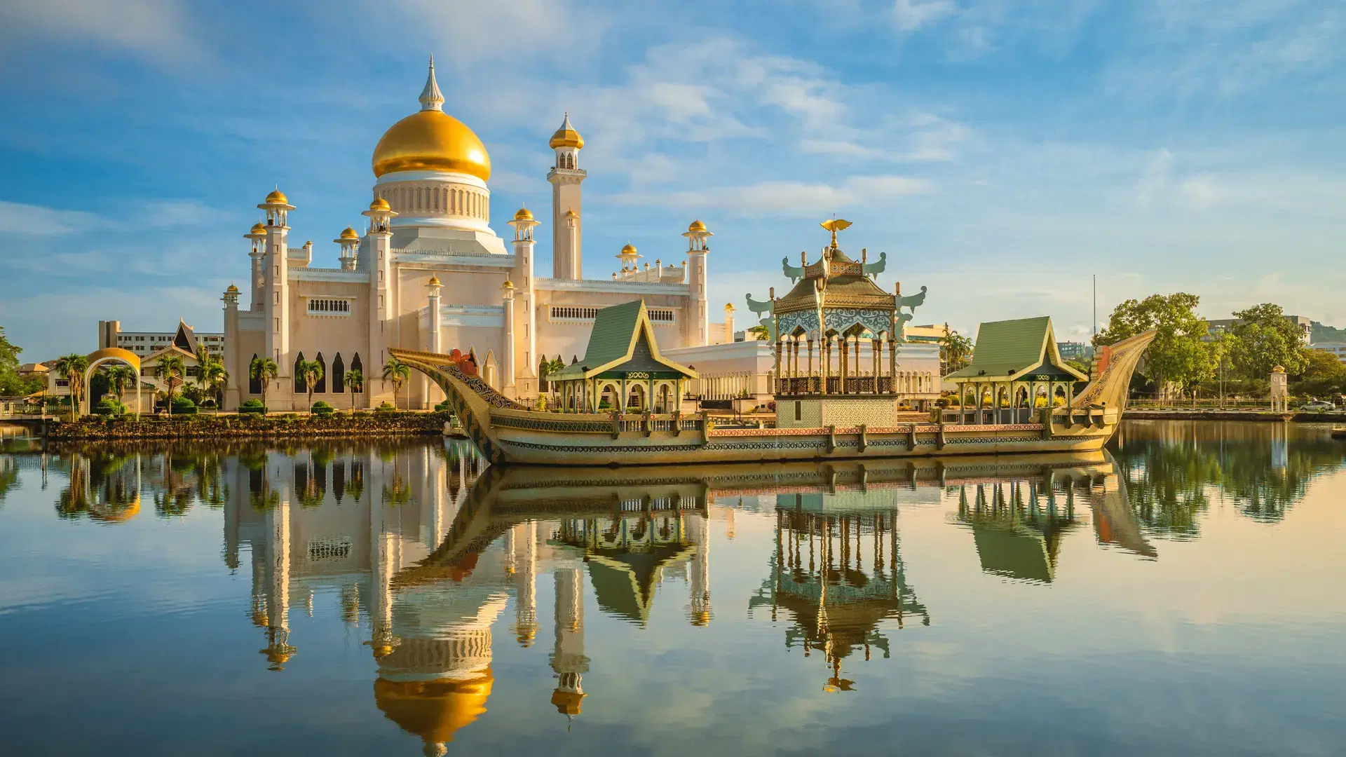 Omar Ali Saifuddien Mosque in Bandar Seri Begawan, brunei darussalam
