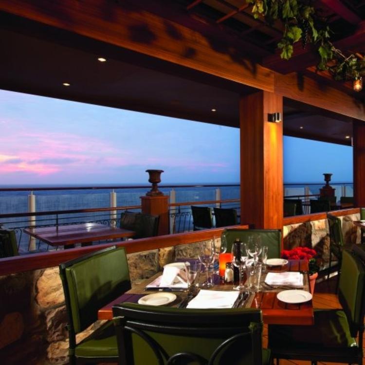 Water-view Dining Area