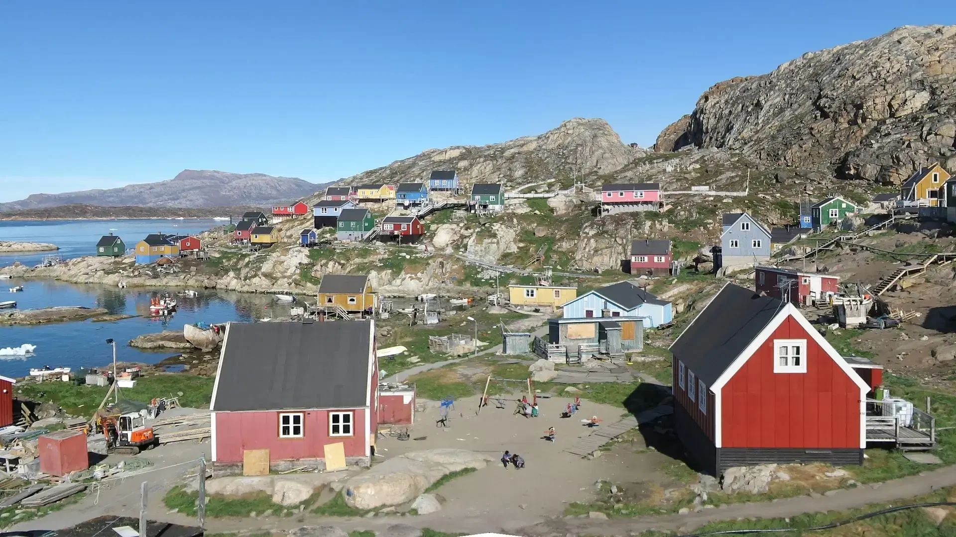 The settlement Aappilattoq east of Upernavik in Greenland.CC BY-SA 3.0 https://creativecommons.org/licenses/by-sa/3.0Kim Hansen https://commons.wikimedia.org/wiki/User:Slaunger